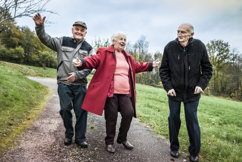 T'ES DANSANT Raymond, Josette et Andre, frequentent assidument les thes dansants. Ils vivent seuls a quelques kilometres les uns des autres en Haute Vienne et en Correze. Raymon et Andre, 80 et 84 ans sont agriculteurs en retraite et ont toujours ete celibataires. Josette, 78 ans, est veuve, elle etait institutrice.