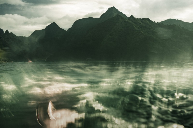 Submergence #1 Baie d'Opunohu, Moorea.    Fiction photographique réalisée sur l'île de Moorea sur le theme du possible risque de submersion marine menaçant l'ensemble des îles du Pacifique sud. Si l'insularité est ici paradisiaque, ces territoires sont pourtant extrêmement vulnérables aux effets à venir du changement climatique, surtout pour les populations des bords de mer exposées à la montée des eaux. Ainsi s'énoncent les faits scientifiques implacables appréhendés dans les rapports d'experts.  Et pourtant, vue du quotidien, l'impression persiste que se dissout souvent dans un probable déni l'impensable catastrophe climatique et ses paysages imaginaires.