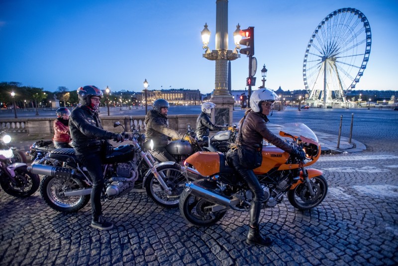 Les tricoteurs Le Morning ride est une ballade dans Paris au petit matin organisée par les tricoteurs : un grand groupe de motardes et motards passionnés qui se retrouvent pour rouler, partager, rire et prendre du bon temps. Sandrine, 50 ans a organisé la sortie. Paris, 11 avril 2018.