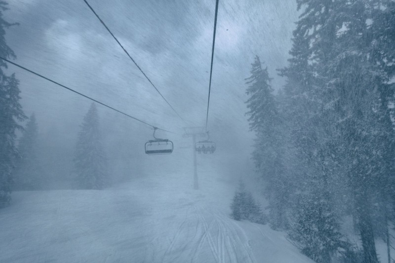 Crise énergétique et sports d'hiver Vacances d'hiver : les stations de ski françaises ont atteint des records de fréquentation 2 ans après la fermeture des domaines skiables. Tempête de neige sur le télésiège. 
Haute-Savoie, février 2022.