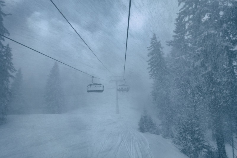 Crise énergétique et sports d'hiver Vacances d'hiver : les stations de ski françaises ont atteint des records de fréquentation 2 ans après la fermeture des domaines skiables. Tempête de neige sur le télésiège. 
Haute-Savoie, février 2022.