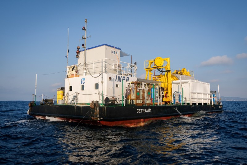 Expedition Gombessa V : Planète Méditerranée (2019) La lourde barge flottante de l'INPP (Institut National de la Plongée Professionnelle), tractée chaque jour sur les sites de plongée par le remorqueur 