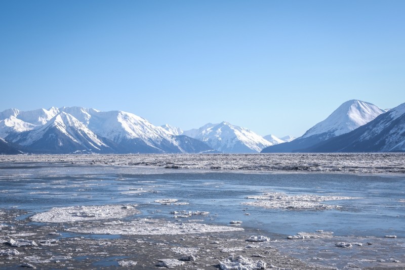 Alaska, sentinelle du changement climatique Alaska, les sentinelles du changement climatique. Turnagain Arm à l'Est d'Anchorage est un bras de mer vers les grands glaciers. La route longe qui longe ce bras de mer mène aussi vers la ville isolée de Whittier. Au mois de mars, la glace commence à y bouger et se disloquer, créant des mouvements en surface. Les légendes et l’article sont de la scientifique Anne-Lise Ducluzeau. Textes et photographies réalisées initialement pour une commande pour Le Figaro Magazine. Alaska, les sentinelles du changement climatique. Turnagain Arm à l'Est d'Anchorage est un bras de mer vers les grands glaciers. La route longe qui longe ce bras de mer mène aussi vers la ville isolée de Whittier. Au mois de mars, la glace commence à y bouger et se disloquer, créant des mouvements en surface. Les légendes et l’article sont de la scientifique Anne-Lise Ducluzeau. Textes et photographies réalisées initialement pour une commande pour Le Figaro Magazine.