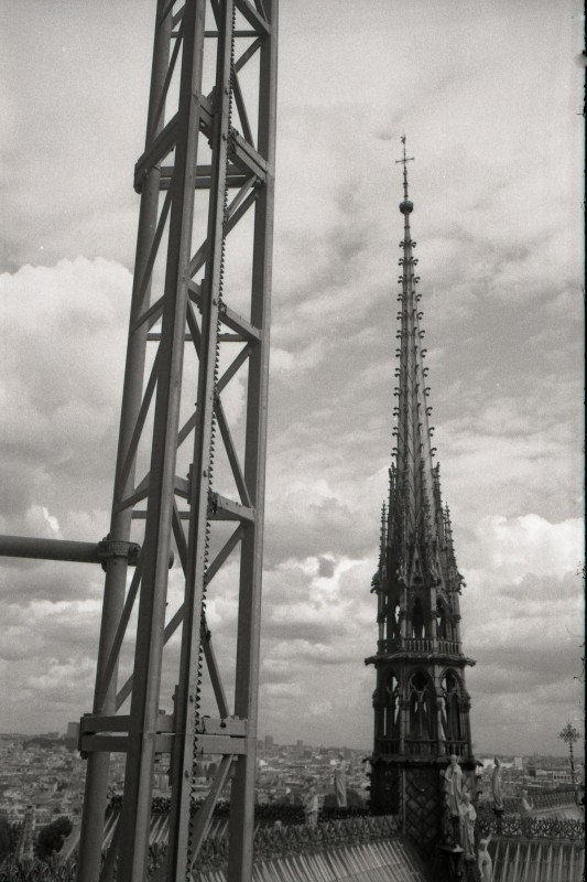 1992,Restauration de Notre-Dame de Paris Campagne de nettoyage de la façade occidentale qui dura plus de dix ans et qui, grâce aux talents des restaurateurs des services des Monuments Historiques et aux techniques employées, nous permet depuis l'an 2000 d'admirer à nouveau ce joyaux de l'architecture médiévale dans toute sa splendeur.