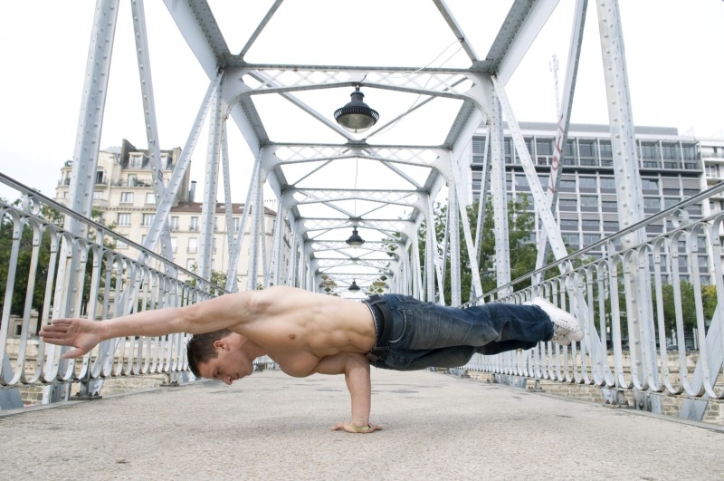 STREET WORKOUT TheSupersaiyan One Arm Elbow Lever de TheSupersaiyan, athlète français de Street Workout. TheSupersaiyan, Bar-athlete of Street Workout.   Port de l'Arsenal à la Bastille