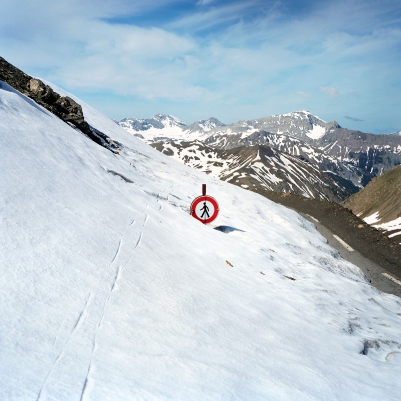 2802 m Alt 6 mois passé sur la route du col de la Bonette, route la plus haute d'Europe qui culmine à 2802 m. Sujet réalisé en 2009 de l'ouverture de la route en juin à sa fermeture hivernale en Octobre. 
