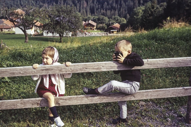 Mes années Vaudoises 1967/2016 Photographies de famille prises par mon père nous représentant dans les jardins de la Villa Paradis sise à la Tour de Peilz au bord du Lac Léman 