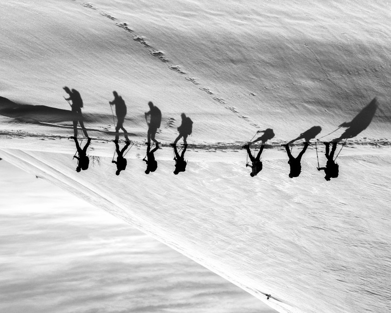 Mon Hiver à l’envers Dernier épisode de mon hiver photographié près de chez moi. Épilogue au Col de Vars à la limite entre les Alpes de Haute Provence et les Hautes Alpes. Fin de saison enneigée, douce et ensoleillée avec des vacanciers du troisième âge et des familles sans enfants scolarisés.