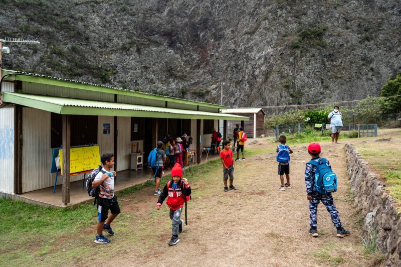 Reportage : Chemins de traverse Vie a l'ecole des orangers, les eleves s'apprentent a quitter l'ecole pour rentrer chez eux dans le cirque de Mafate sur l'Ile de La Reunion, France - 16/11/2020.