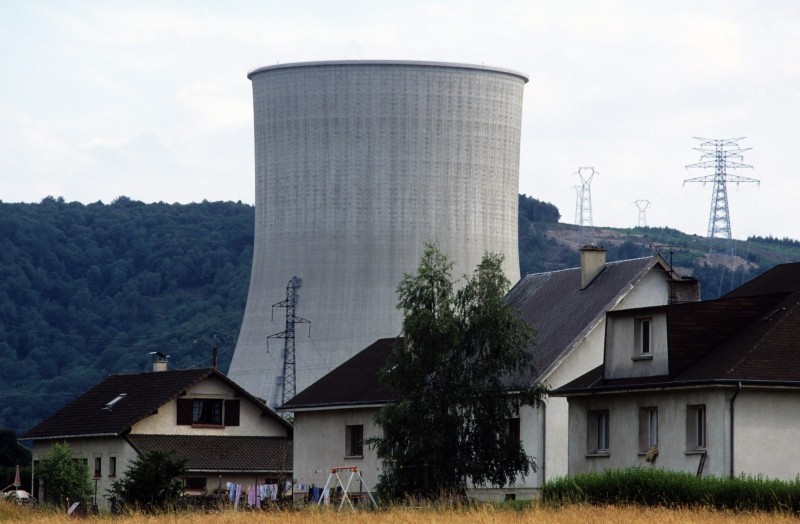 Les trois filières nucléaires civiles en France Reportage complet sur les trois filières d'énergie  nucléaire  en France  : filière française des réacteurs nucléaires de technologie      Uranium naturel-graphite-gaz   -Le réacteur à eau pressurisée  -Le combustible MOX est fabriqué à partir du plutonium créé par capture neutronique de l'uranium 238 dans les réacteurs nucléaires et isolé lors du processus de traitement des combustibles irradiés.        Centrale nucléaire de Chooz      centrale nucleaire de Chooz