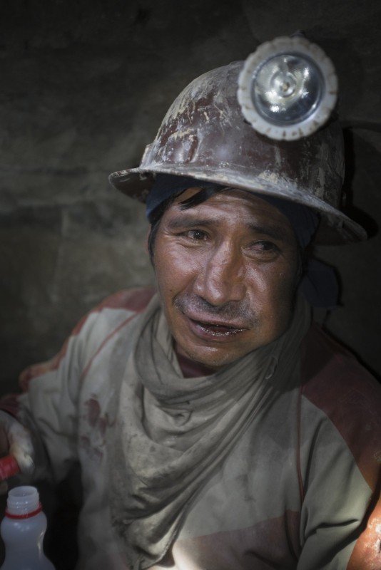 La Mine... BOLIVIE/MINES/POTOSI/APR2014/ Les mineurs de Potosi extraient du Cerro Rico les minerais d'argent d'etain et autres metaux dans des conditions extremement difficiles et dangereuses. ils sont organises en cooperatives autonomes depuis le retrait de l'état bolivien du secteur en 1995.Le boule de Coca machee par les mineurs rythme le temps de travail. © Georges BARTOLI / Divergence