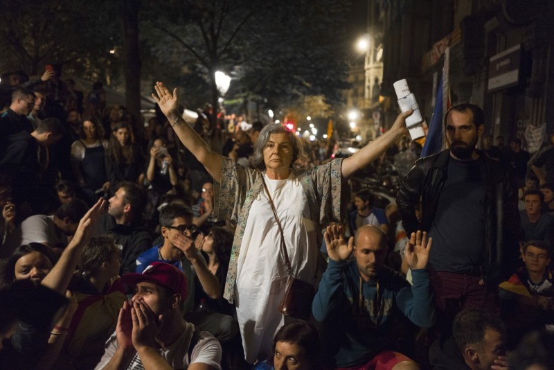 Les deux mois qui ébranlèrent l'Espagne ! La Catalogne sur le départ SPAIN/CATALONIA/INDEPENDANCE/2017SEP21/ Nuit de mobilisation a Barcelone contre les perquisitions effectuees par la Guardia Civil au ministere de l economie catalan. © Georges BARTOLI / Divergence