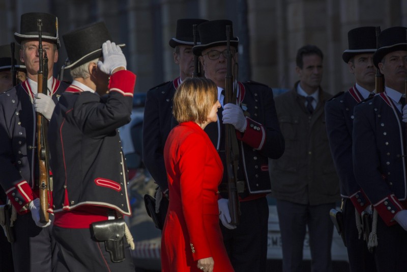 Rétro 2018 SPAIN/CATALONIA//BARCELONA/2018JAN17/ Election du nouveau president du Parlement de Catalogne apres les elctions du 21DEC17.Le piquet d'honneur des Mossos D'Esquadra(police catalane) rend les honneurs a Carme FORCADELL presidente sortante mise en examen pour sedition. © Georges BARTOLI / Divergence