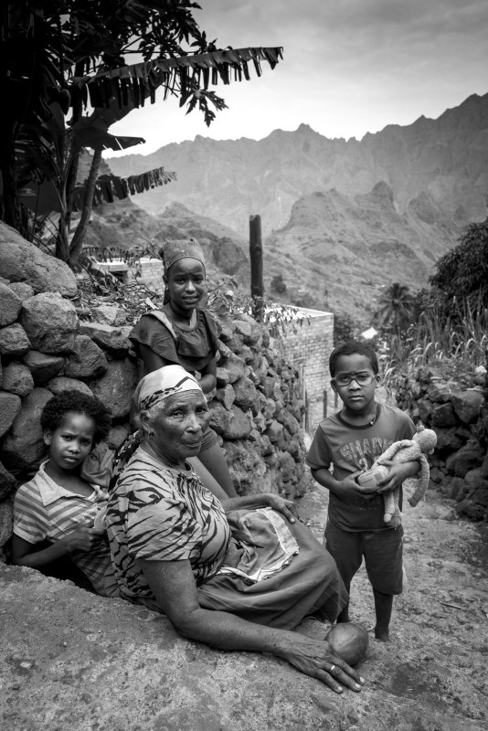 Le Cap Vert..Chemin Faisant CAP VERT/20211120/ Voyage au Cap Vert./Famille pausanne dans la ribeira de figueral pres de Coculi. © Georges BARTOLI / Divergence