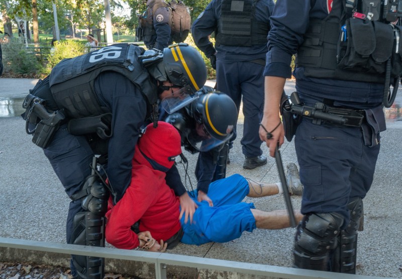 Mon (tout) petit fil d'actu... FRANCE/MONTPELLIER/2026OCT13/Lyceens. Face a face tendu entre policiers et lyceens manifestant a Montpellier le 13 Octobre 2026 sur la place de la Comedie et l'esplanade. Un manifestant deguisé en Spiderman est arrete par les CRS.
© Georges BARTOLI / Divergence