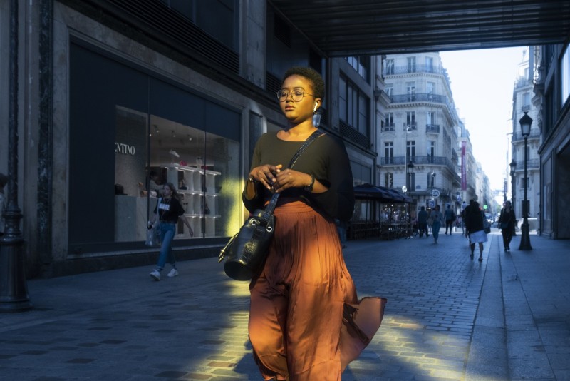 Les solitudes Passante traversant un rayon de lumière, Paris