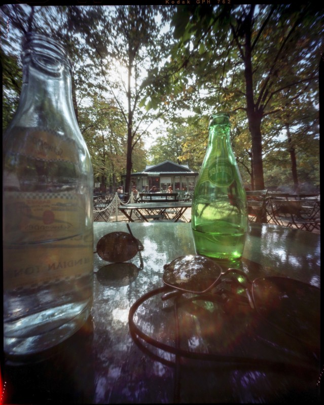 Personal Work Table de la buvette du Jardin du Luxembourg avec bouteilles et lunettes de soleil