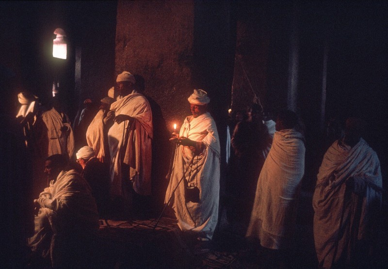 L'Ivre de prières Lallibela en Ethiopie est la cité historique est sacrée de la civilisation éthiopienne . La messe matinale des prêtres coptes dans une eglise monolythique de la cité . Ambiance d'un autre temps est incroyablement mystique et les chants , la lueur des bougie donnent aà la scéne un mystère inoubliable . photo J Torregano 0611723588
