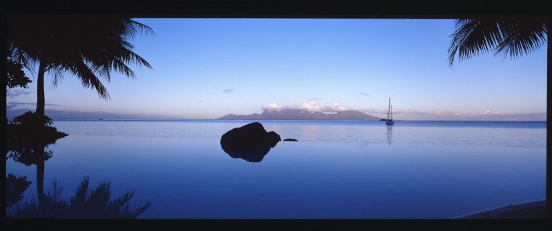  Tahiti Polynésie . la piscine de l'hotel Beachcomber à Papeete , au loin l'ile de Moorea. Photo J Torregano 0611723588