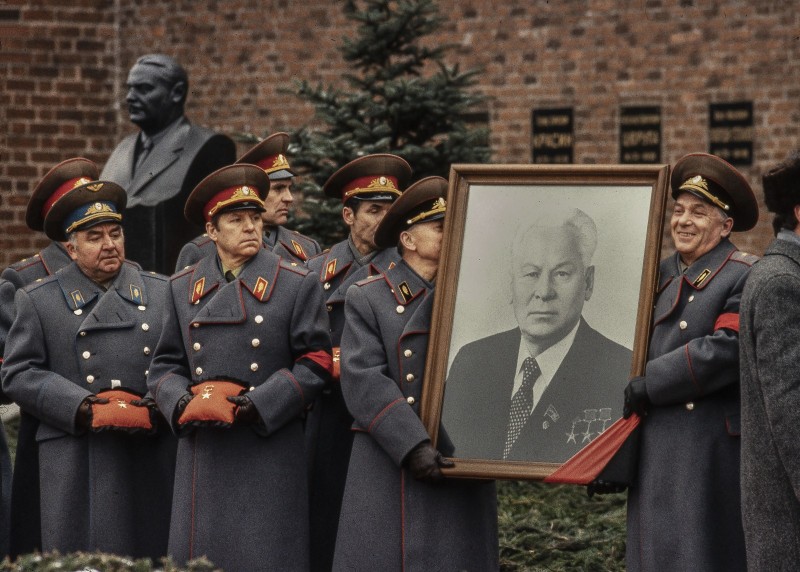 Funérailles Tchernenko Moscou 1985 Obseques à Moscou de Konstantin Tchernenko sur la pace rouge , avec le nouveau chef de l'URSS Mikhaïl Gorbatchev