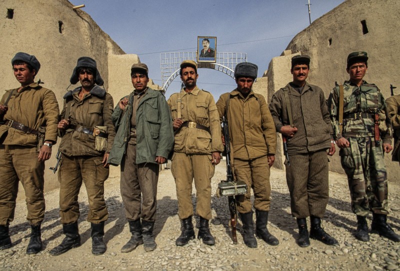 L'Armée de Dostom Afghanistan Armée du Général Dostom homme fort de Mazâr-e Charîf .  Manoeuvre et marche sur le terrain de manoeuvre prés du camp .