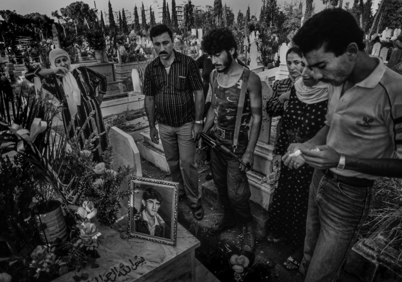 Beyrouth Guerre civile 1985 Au cimetière de la guerre à Beyrouth Ouest ; les familles viennent netoyer et prier sur les tombes des disparus de leur famille . 