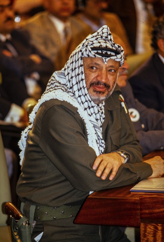 Création de l'OLP Alger 1987 Yasser Arafat chef de l'OLP siegeant à Alger au congres national Palestinien . 18e session du Conseil national palestinien à Alger, du 20 au 26 avril, constitue un événement de première importance dans l'histoire récente du mouvement national palestinien. Saluée par les Palestiniens, sous l'occupation aussi bien que dans l'exil, comme la session qui a consacré au niveau institutionnel l'unité nationale manifestée sur le terrain des luttes, cette réunion a provoqué toute une série de réactions, dans le monde arabe et à l'étranger