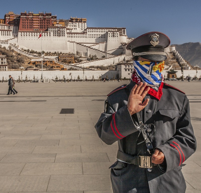 Lhassa Tibet 2007 Le Tibet résiste à la Chine difficilement avec l'afflux de travailleurs Hans qui viennent chercher du travail dans cette province annexée mais lointaine . un représentant de la police municipale de Lhassa . Des emplois occupés par des locaux généralement . 