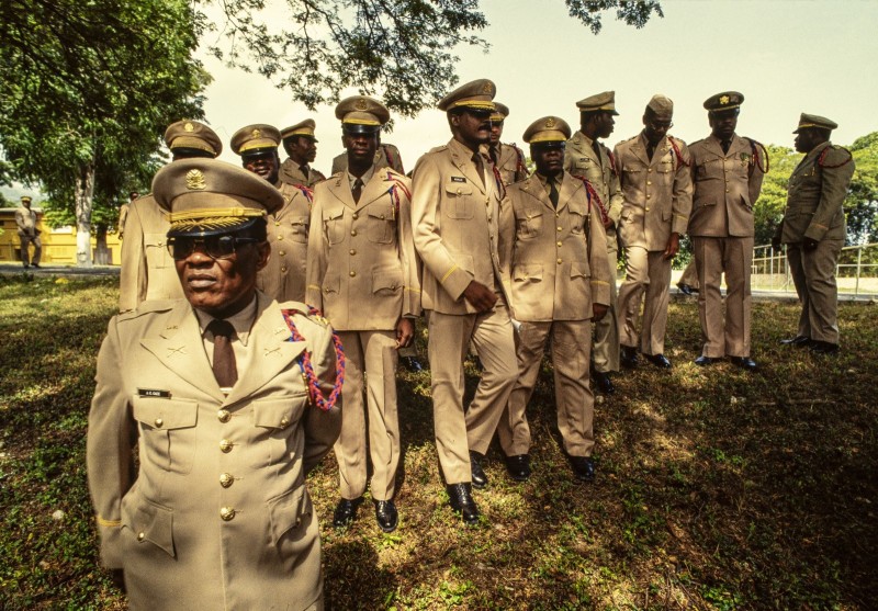 Haïti 1988 La révolution haïtienne de 1986 est un mouvement populaire insurrectionnel qui marque la fin de la dictature des Duvalier avec la chute du président à vie Jean-Claude Duvalier contraint à l'exil, et qui se poursuit jusqu'à la chute de la dictature militaire d'Henri Namphy en 1990.  Cérémonie d'investiture par l'armée du Général Namphy .