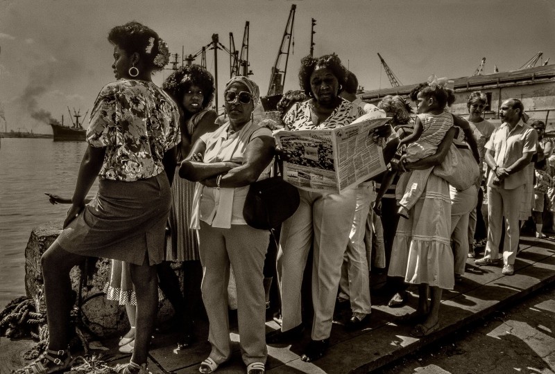 La Santeria religion souterraine à CUBA La file d'attente pour prendre le bac qui mène de l'autre côté du port de la Havane dans le quartier de Coubre .