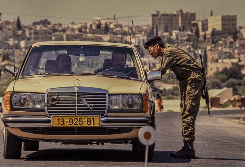 Tsahal L'armée de Tsahal occupe les territoire et effectue les contrôles de polices et les arrestations de agitateurs de toutes sorte . CONTRÔLE ROUTIER SUR LA ROUTE de Bethlehem  , fouille au corps autant d que le vehicule .