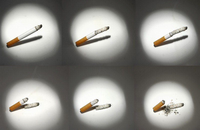 Studio / Illustrations Une cigarette allumée se consume (montage plusieurs photos)