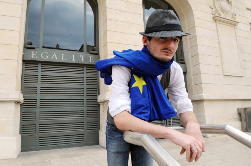 Euro-Portraits Pierre Alexis, étudiant en Droit pose avec le drapeau européen devant le Palais de Justice de Nice  Cette série se compose de 44 photos. Ne pas les détourner de leur contexte 