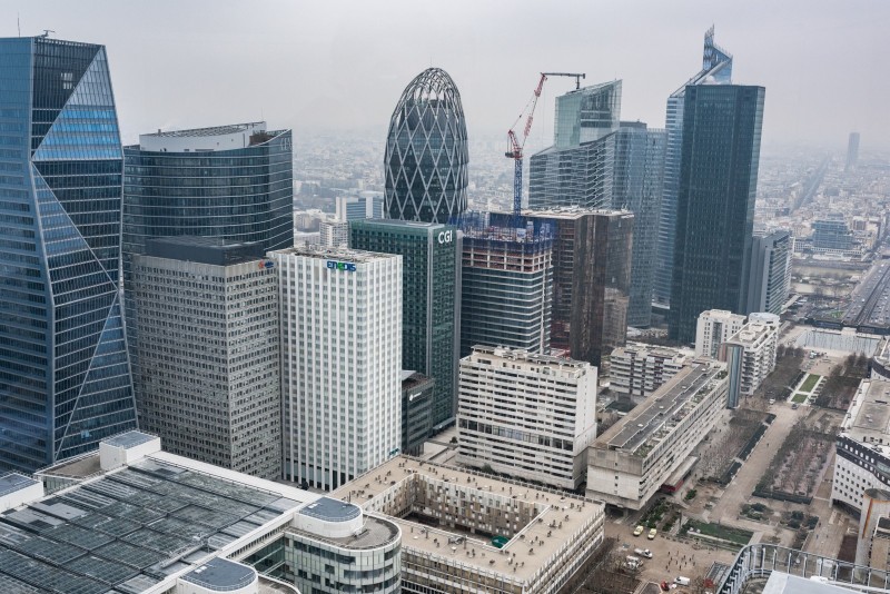 La dalle sous la Défense Le quartier de la Défense héberge 500 entreprises dont 15 classées dans le Fortune Global 500. Puteaux, le 9 février 2021