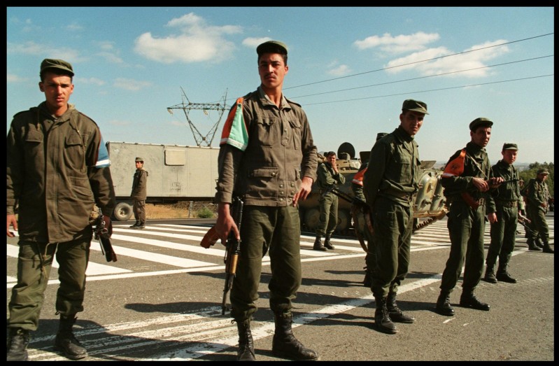 Algérie Nov 1995 0ct-Novembre 1995: Election en Algerie. Kabylie Meeting de SAID SADI à Tizi-Ouzou pendant la campagne presidentielle 95.  presence policiere importante dans les rues et militaires a l'entree des villes