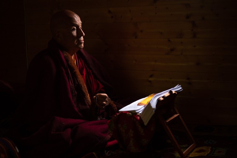 Matthieu Ricard à son ermitage de Dordogne 10 septembre 2021. Entamniès. Mala ou Trengwa (chapelet). Méditation à son ermitage. Matthieu Ricard pour la sortie de ses Mémoires chez Allary Editions.