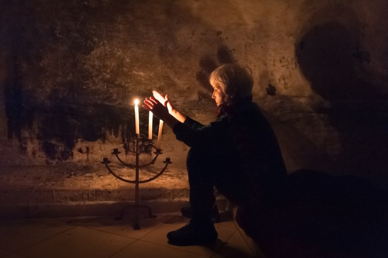 Sur la trace des derniers juifs du Maroc Dans la ville d'Azemmour au Maroc le 10/01/2017, Fanny Merguy allume quelques bougies à la mémoire de son père, dans la grotte du saint juif Abraham Moul Niss.  Fanny Merguy est une juive marocaine. Petite, elle venait souvent voir la tombe du saint juif Abraham Moul Niss à Azemmour. Elle y passait ses vacances. Le mausolée était noir de monde et on jouait des coudes pour venir chuchoter ses prières tout près du saint. Aujourd'hui, les visites sont plus rares mais elle continue de venir avec nostalgie.   Légende courte :  Fanny Mergui allume quelques bougies à la mémoire de son père.   ©Marion PARENT // 2017