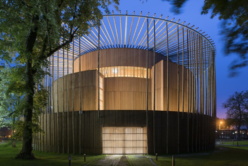 Architecture Nouveau théâtre élisabéthain d'Hardelot- Studio Andrew Todd - 2016.  Le théâtre du château d'Hardelot est le seul théâtre élisabéthain en France. De forme circulaire, il est construit entièrement en bois. Son enveloppe de bambou joue avec l'ombre et la lumière. Il est également très innovant par l'exploitation de la ventilation naturelle pour le chauffage ou la climatisation du lieu.   