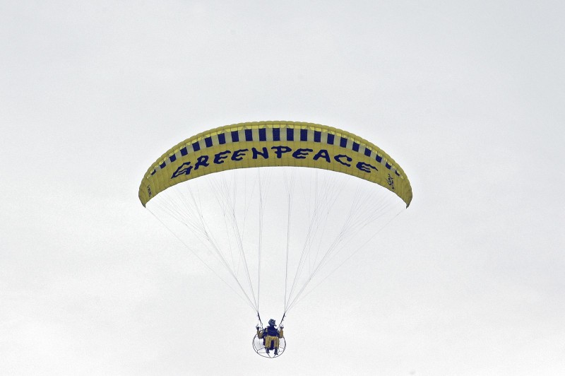 Greenpeace Toulon le 12/12/2005. Greenpeace manifeste devant le porte avion Clemenceau pour denoncer le scandale de l'amiante et les conditions de travail dans les chantiers de démolition de bateau en Inde