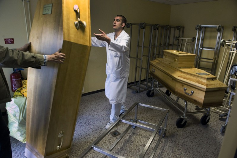 La morgue de l'hôpital Cochin La morgue de l'hopital Cochin. Préparation des personnes décédées pour la visite des familles.