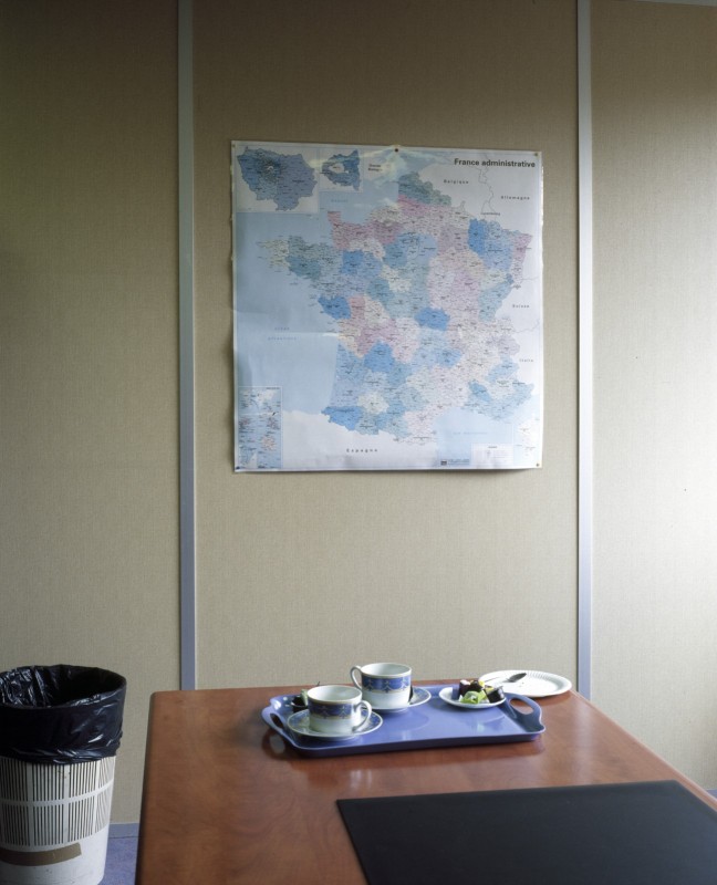 Mulhouse Entreprise Sauter. La carte de france administrative, 2 tasses a cafe, une poubelle a papier, un plateau de bureau en bois laque.
