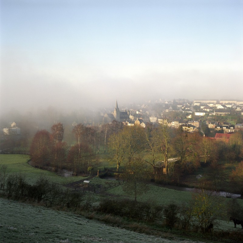 La vallée de l'amiante LA VALLEE DE L'AMIANTE, ORNE, CALVADOS, FRANCE, 2006:  À Condé-sur-Noireau, 6500 habitants, la société Ferodo s'installe en 1927 et devient le premier employeur de la région avec 2700 salariés dans les années 70, avant d'être rachetée en 1981 par Valeo. !!! PAS D'UTILISATION SANS AUTORISATION DE L'AUTEUR !!!