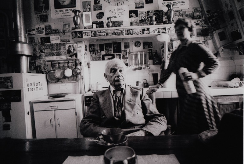 Louis Aragon L'écrivain Louis Aragon, chez lui, 57 rue de Varennes dans sa cuisine avec sa bonne : Maria. Louis Aragon, photographié en mai 1982, chez lui, rue de Varennes au milieu de ses souvenirs et en Toscane en juillet de la même année où il était invité pour des conférences.