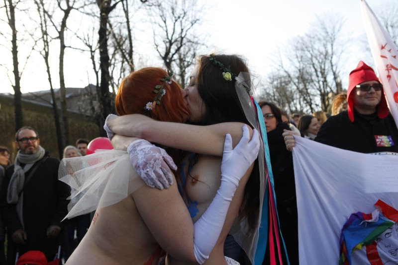 Les FEMEN dans la rue pour défendre le mariage gay Manifestation en faveur du Mariage pour Tous.  Le Mouvement FEMEN était présent.
