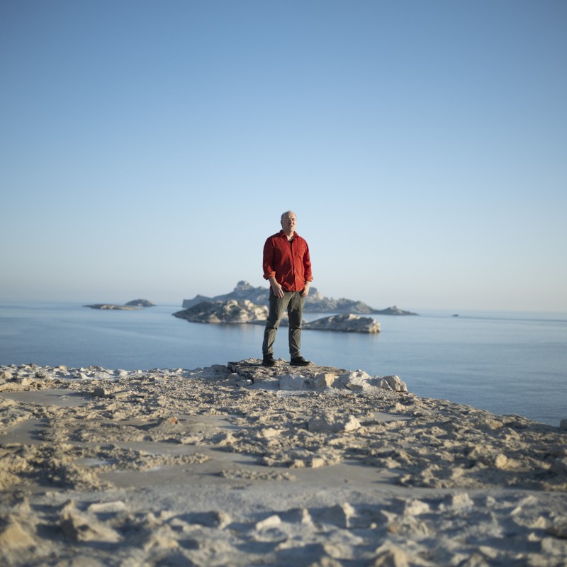 Portraits presse Marseille le 5 novembre 2020. Les Goudes. Portrait de l'écrivain de science fiction Alain Damasio 