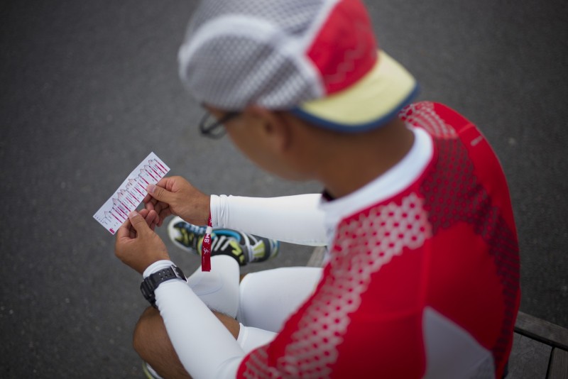 9600 mètres de dénivelé positif! Durant 3 jours, près de 2600 coureurs ont participé à l'édition 2014 de l'Ultratrail du Mont blanc, une course qui parcourt 3 pays sur 168 kilomètres. Le matin du départ un concurent étudie le parcours