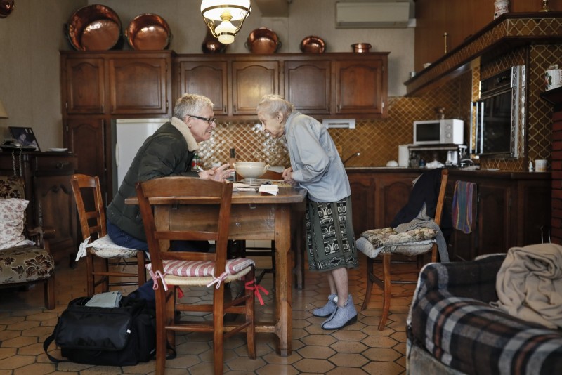 Médecin de campagne Ici lors d'une de ses tournees de consultations a domicile.