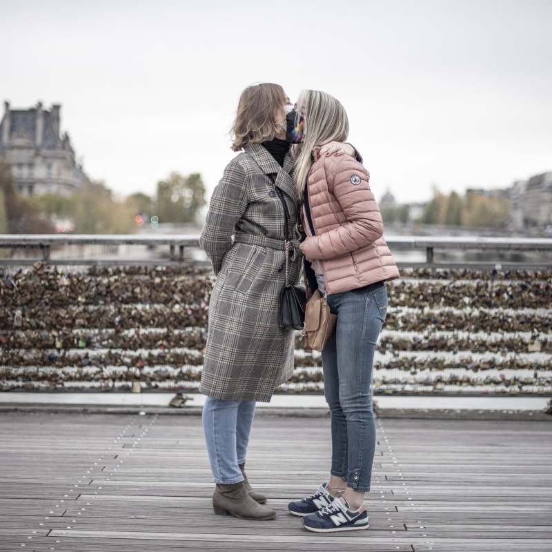 Bonjour Demain Bérangère et Elodie  sont amies. Elles se disent bonjour sur le pont Léopold Senghor à Paris. Savons nous encore nous dire bonjour ? Avec le confinement et les mesures liées à la COVID 19, les individus doivent se distancier des autres pour se protéger du virus. Comment cette distance se manifeste t-elle aujourd'hui dans le rapport à nos proches? Que restera-t-il demain de cette distanciation ? C'est ce que la photographe Sabrina Dolidze a chercher à identifier en réalisant un micro-trottoir à Paris. Elle a demandé aux personnes marchant à deux dans la rue de se saluer de la même façon qu'ils l'avaient fait en se voyant le jour-même. Quelles que soient les relations entre les individus (parents/enfants, amis, collègues, couples...), la photo fige très souvent une certaine distance. Le regard devient plus important, les mains et les corps montrent l'embarras de la situation comme si l'on ne savait plus comment faire pour se dire bonjour. Bérangère and Elodie are friends. They say hello to each other on the Léopold Senghor bridge in Paris. Can we still say hello? With the containment and measures related to COVID 19, individuals must distance themselves from others to protect themselves from the virus. How does this distance manifest itself today in the relationship with our loved ones? What will remain of this distancing tomorrow? This is what the photographer Sabrina Dolidze tried to identify by conducting a micro-trottoir in Paris. She asked people walking in pairs in the street to greet each other in the same way they had done when they saw each other that day. Whatever the relationship between individuals (parents/children, friends, colleagues, couples...), the photo very often freezes a certain distance. The look becomes more important, the hands and the bodies show the embarrassment of the situation as if one did not know how to say hello anymore.