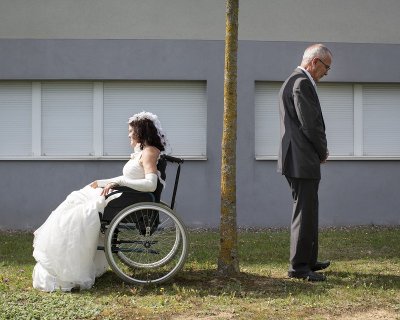 [Des]unions Lise et Jean François posent en habits de maries devant la delegation departementale d'APF France Handicap de Haute-Saone. Dans la vraie vie, ils ne sont pas en couple, ils posent ensemble en amont d'une manifestation pour la deconjugalisation de l'AAH, allocation adultes handicapes  Vesoul le 25 aout 2021. 