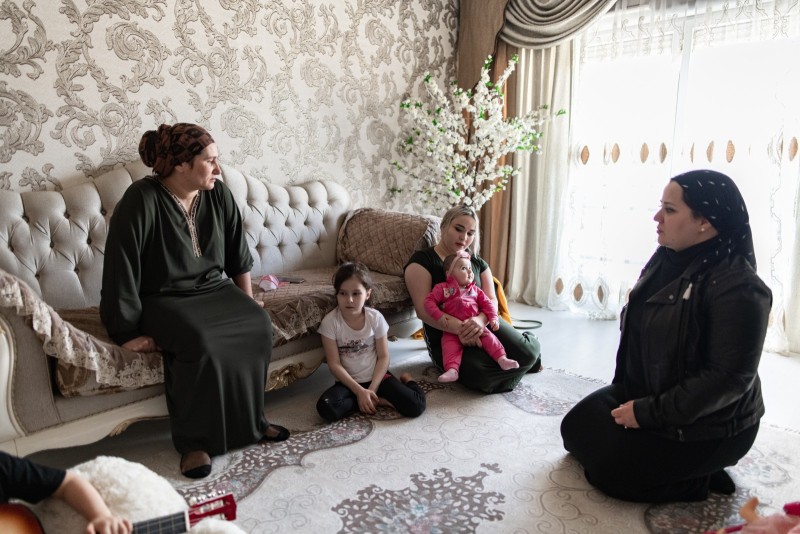 Tchétchènes en France. Iman de Dijon (à droite) est venue en Seine et Marne rendre visite à Zarah et sa famille en ce jour de commémoration de la déportation. Les hommes et les garçons sont à un barbecue. Iman suit actuellement une formation pour travailler comme son mari dans le domaine de la sécurité.